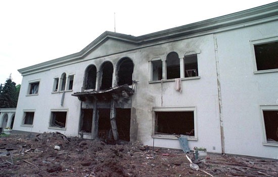 Dva dana pre bombardovanja zgrade RTS-a, 22. aprila, pogođena je rezidencija Slobodana Miloševića na Dedinju, u Užičkoj 15, ali su stvari (i stanari) ovog puta bili na vreme sklonjeni